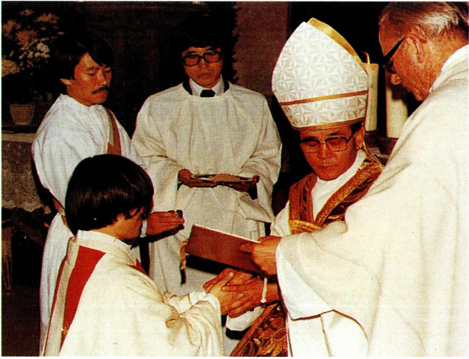 성품성사는 교회의 제도인 동시에 하느님이 제정한 성사이다.