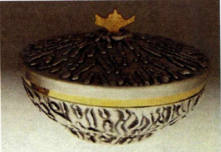 성체를 넣어 두는 성합은 '치보리움' (왼쪽)과 작은 상자 형태의 '픽시스' 로 구분되며, 6세기경 이집트에서만들어진 상아로 된 그릇(오른쪽 아래)이 그 원형이다.