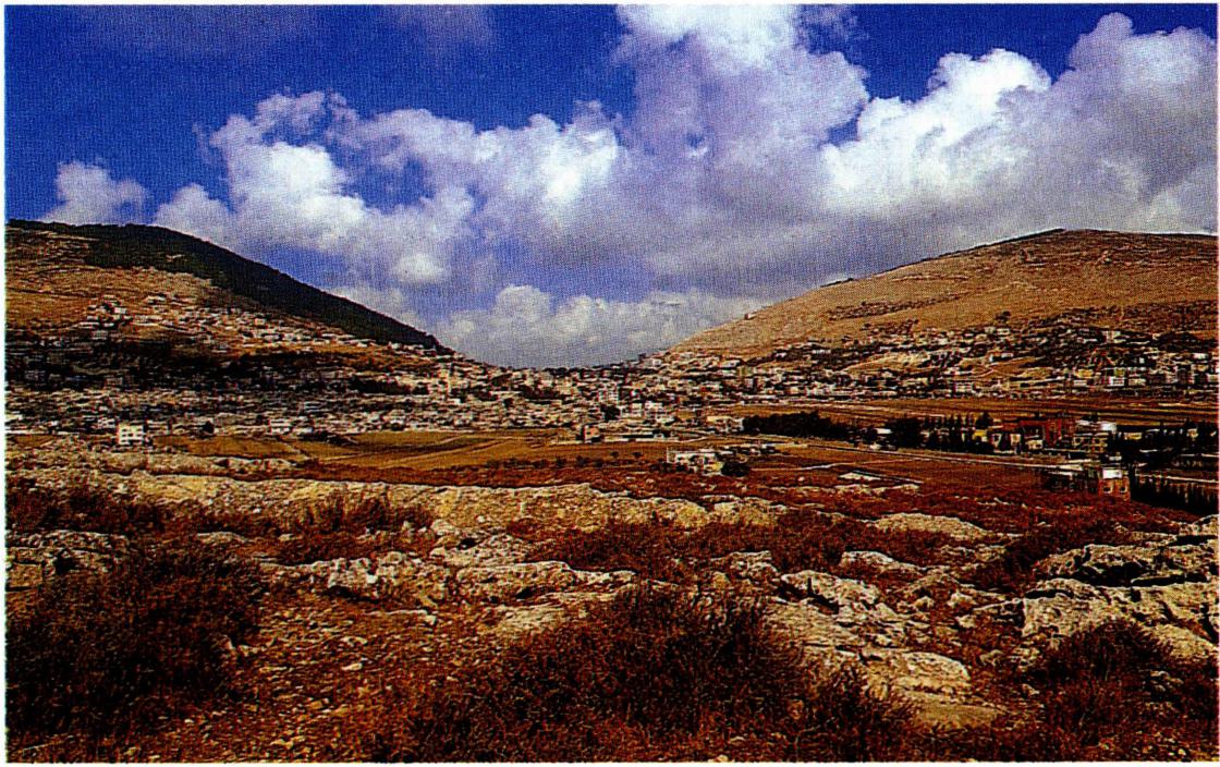 오른쪽의 에발 산과 왼쪽의 그리짐 산 사이에 자리잡은 세겜의 현재 모습(왼쪽)과 에발 산 중턱의 돌로 쌓은 제단.