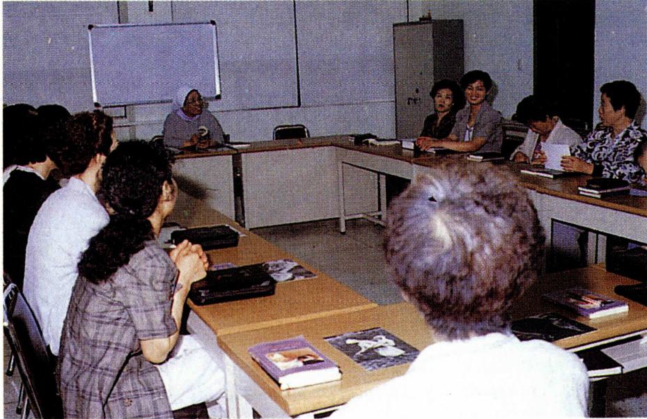 세례 지원기인 예비 신자 교육 기간은 하느님의 자녀로 변모되어 가는 시기(왼쪽)이며, 이를 거쳐 입교 성사로 인도된다.