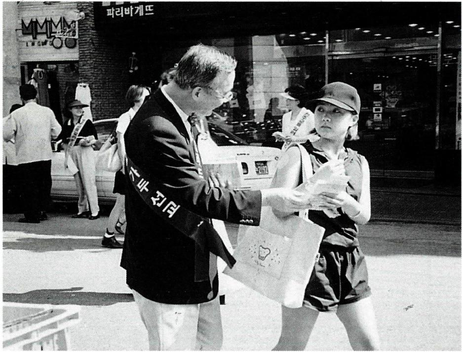 고전 세속화 이론에서는 사회가 현대화되면 될수록 종교로의 귀의가 감소할 것이라고 주장하였다.