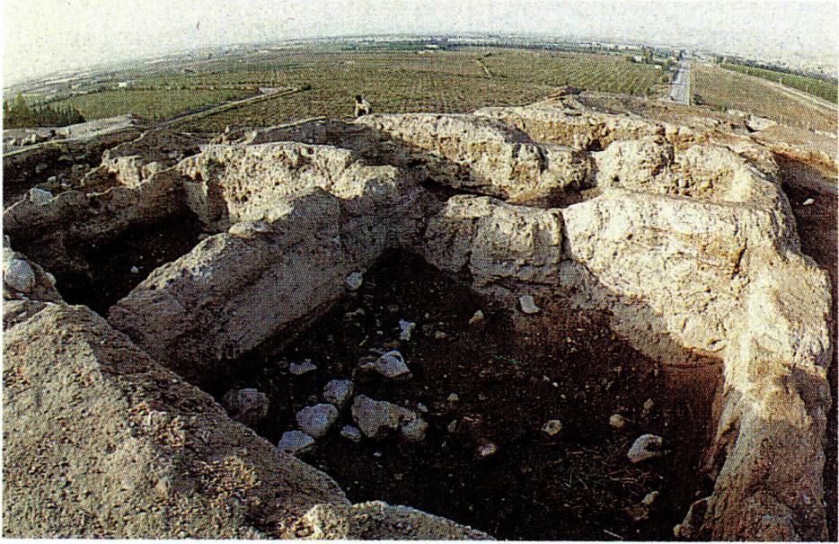 수꽂으로 여겨지는 '텔 데이르 알라' (왼쪽)와 그곳에서 출토된 아직 판독되지 않은 문자가 새겨진 기원전 12세기의 점토판.