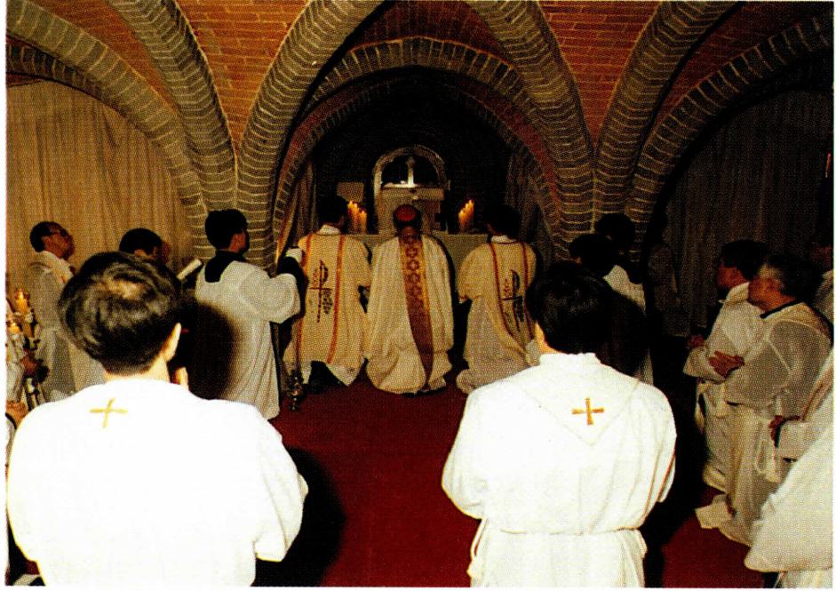 성체를 미리 준비된 수난 감실에 옮겨 모시는 성목요일 예절(왼쪽)과 수난 감실의 모습.