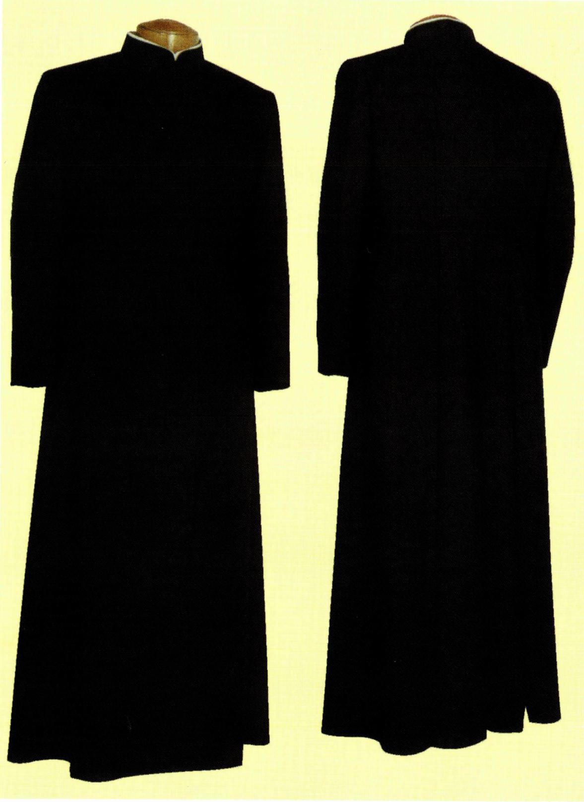 수단은 성직자의 신분에 따라 색깔을 달리하는데, 교황은 항상 흰 색의 수단을 입는다.