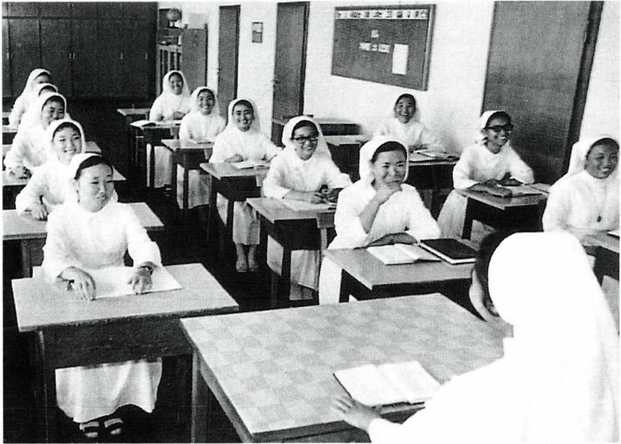 수련장은 수련자들과 각 개인의 양성을 위해 지명된 영적 지도자이다.