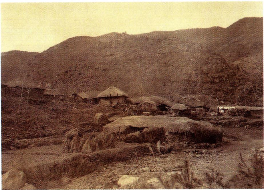 옛 수리산 전경(왼쪽)과 최경환 성인의 묘소 자리에 세워진 십자 비석.