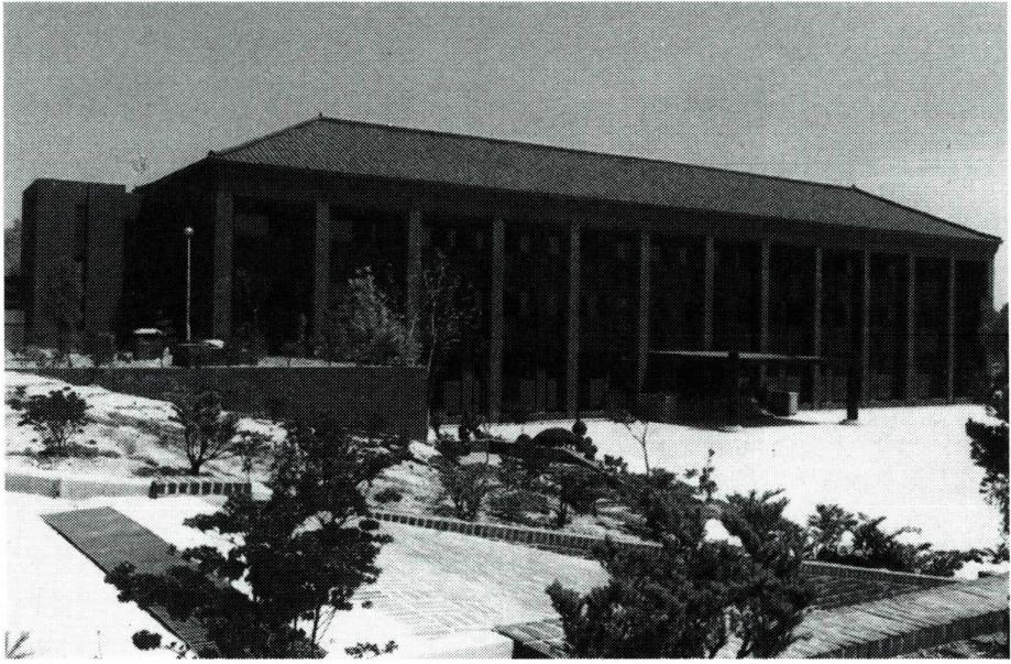 수원 가톨릭대학교 본관(왼쪽)과 도서관.