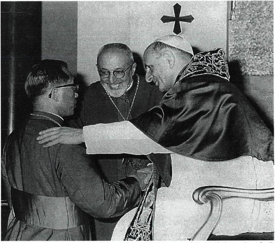 1963년 10월 20일, 주교 수품 직후 교황 바오로 6세를 알현하고 있는 초대 수원교구장 윤공희 주교.