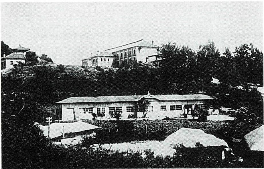 ▲ 숭공학교 전경(왼쪽)과 제차부 작업장 모습.