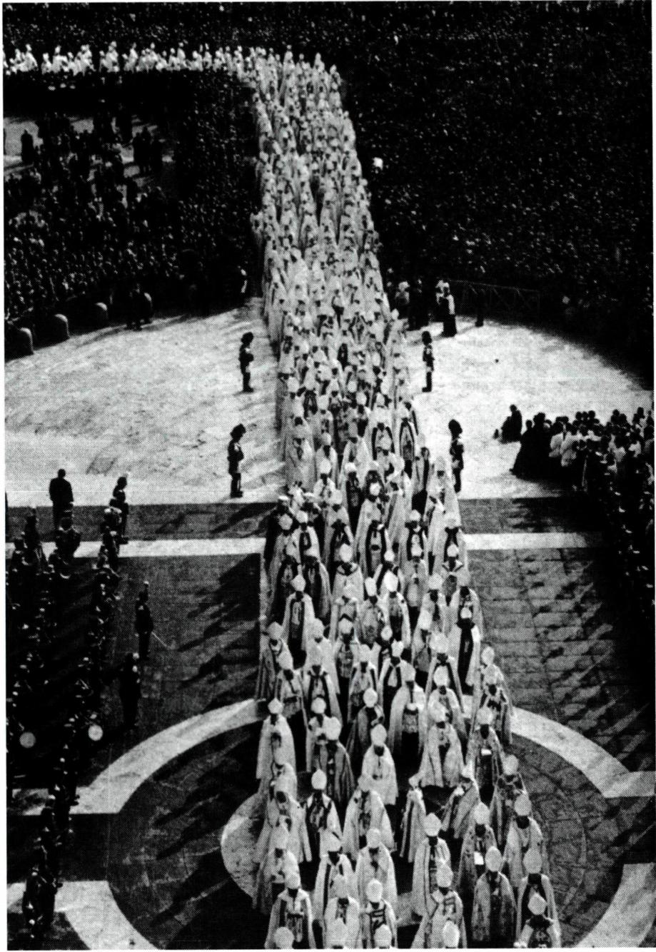 공의회가 열리는 성 베드로 대성당으로 입장하는 주교(교부)들의 행렬.