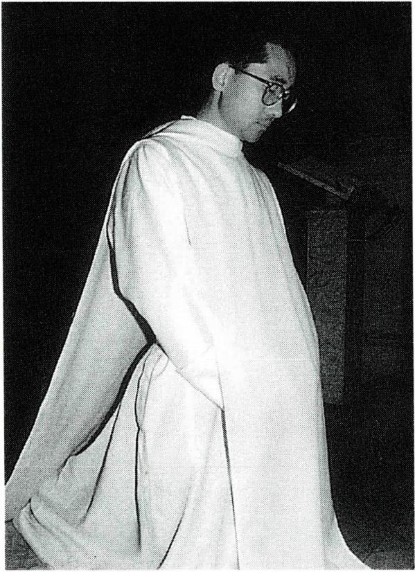 가슴과 등쪽으로 길게 늘어뜨린 스카풀라(왼쪽)와 일반 신자들이 착용하는 스카풀라.