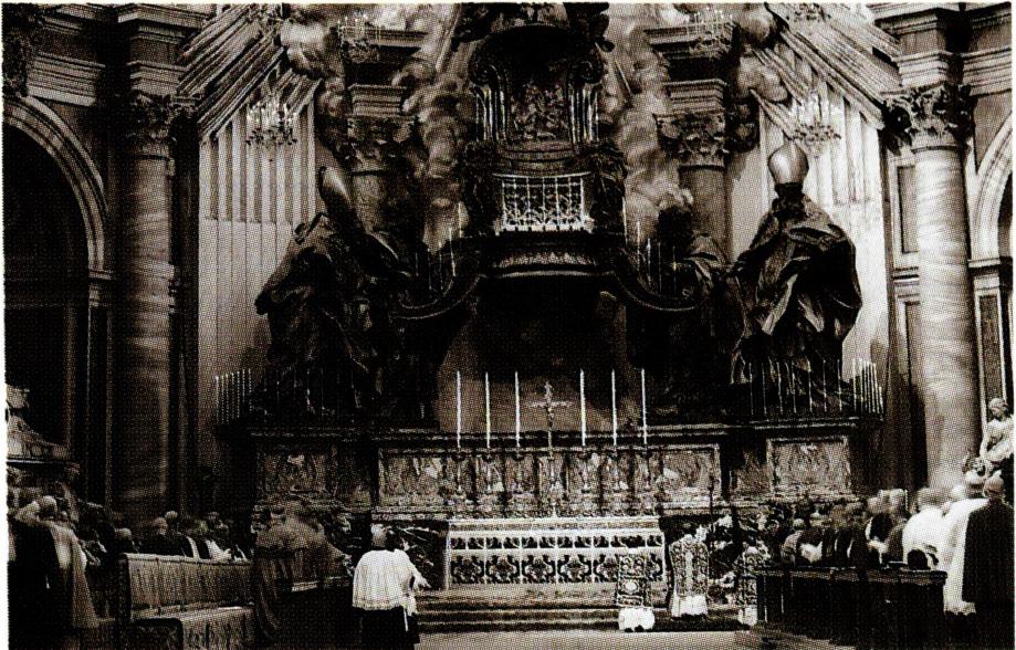 A 1968년 10월 6일 성 베드로 대성전에서 거행된 24위 시복식(왼쪽)과 1983년 9월 27일의 시성 의결 추기경 회의.