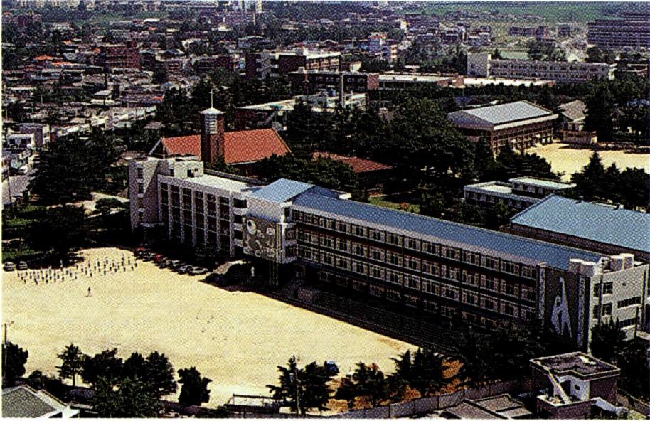 샌뽈 여자중 · 고등학교 전경(왼쪽)과 1962년 3월 10일 거행된 개교식.