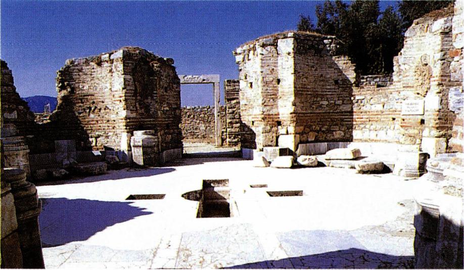 사도 요한의 무덤 위에 세워진 십자 형태의 성 요한 성당.