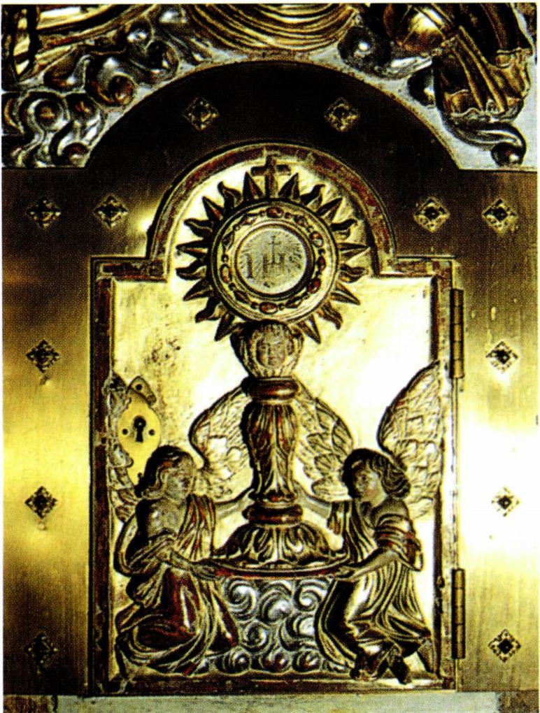 감실의 문에 새겨져 있는 예수 성명.