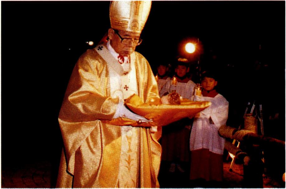 성탄 구유 경배 전 아기 예수 안치.