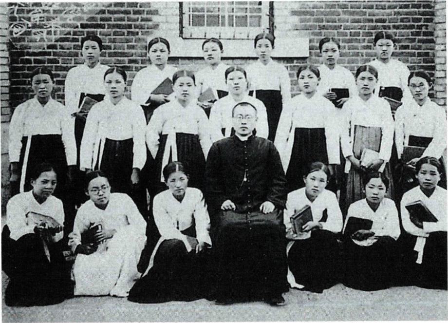 오연희 신부와 감곡 본당 여성 성가대.