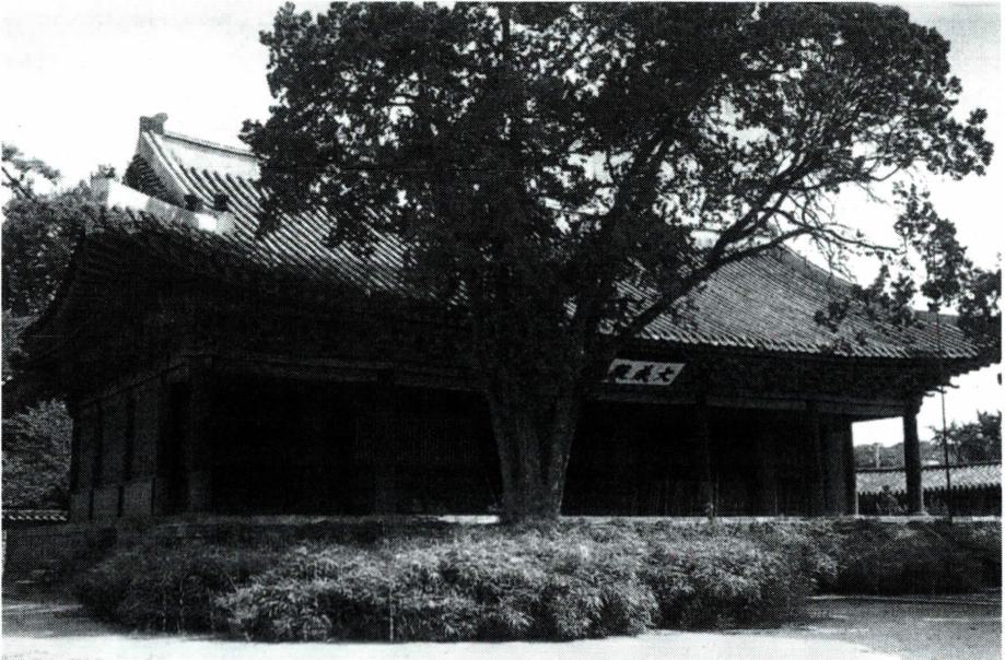 공자와 여러 성현들의 위패가 봉안된 성균관 대성전.