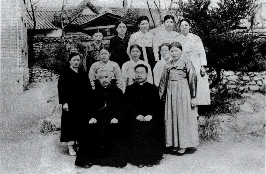 1940년경 박항영 신부 및 신자들과 함께한 윤의병 신부(왼쪽).