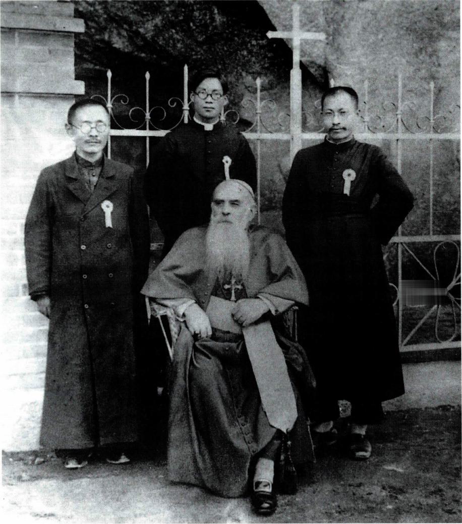 사제 피정 후 드망즈 주교와 함께(맨 오른쪽이 이민두 신부, 1937년 5월 2일).