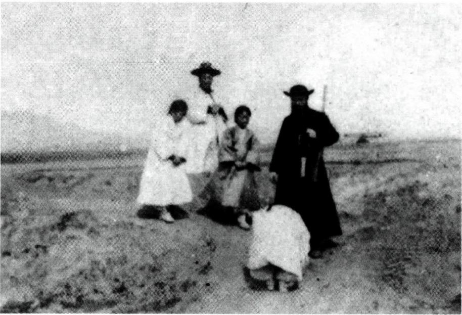 전교 활동 중인 샤플랭 신부(당시 선교사들은 총을 가지고 다녀야 했다).