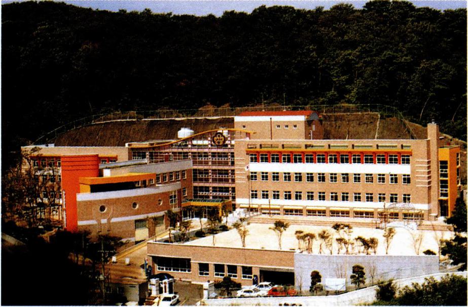 2001년 9월 신축 이전한 인천 박문초등학교 전경.