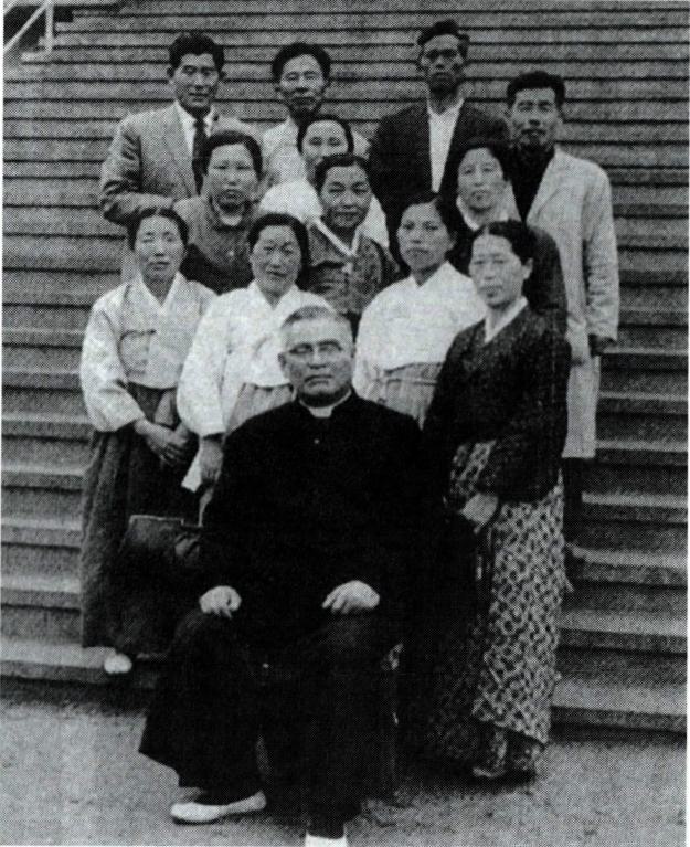 임종구 신부와 천호동 성당 최초의 반장단.