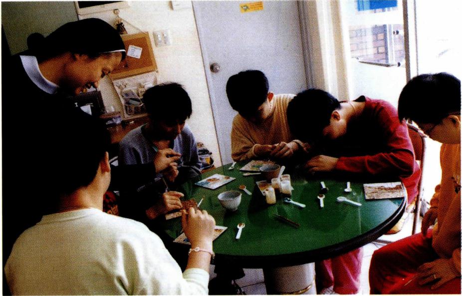 예수의 생명이 날마다 자기 안에서 커지는 삶을 살기 위해 노력하고 있는 수도자(왼쪽)와 창립자 박성구 신부의 종신 서원 모습.