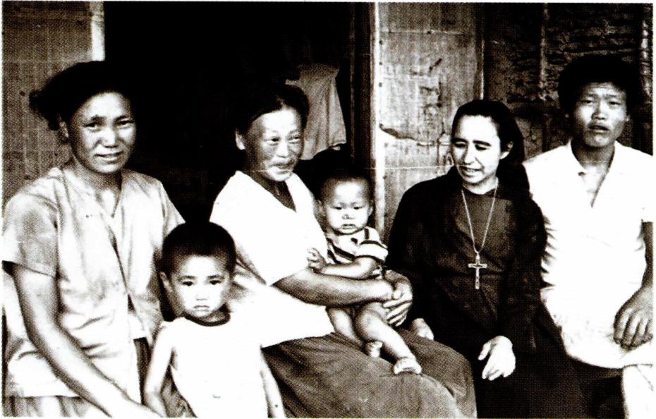 한국 진출 초기에 전북 고창 동혜 마을에서 나환후 가족들(왼쪽)과 동혜원 공소를 방문한 총장 신부와 신자들.