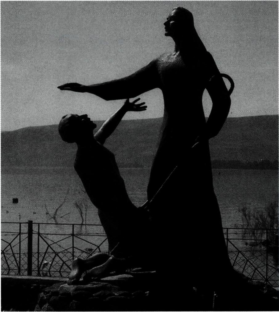 베드로에게 양들을 맡기는 예수(타브가 베드로 수위권 성당 뜰).