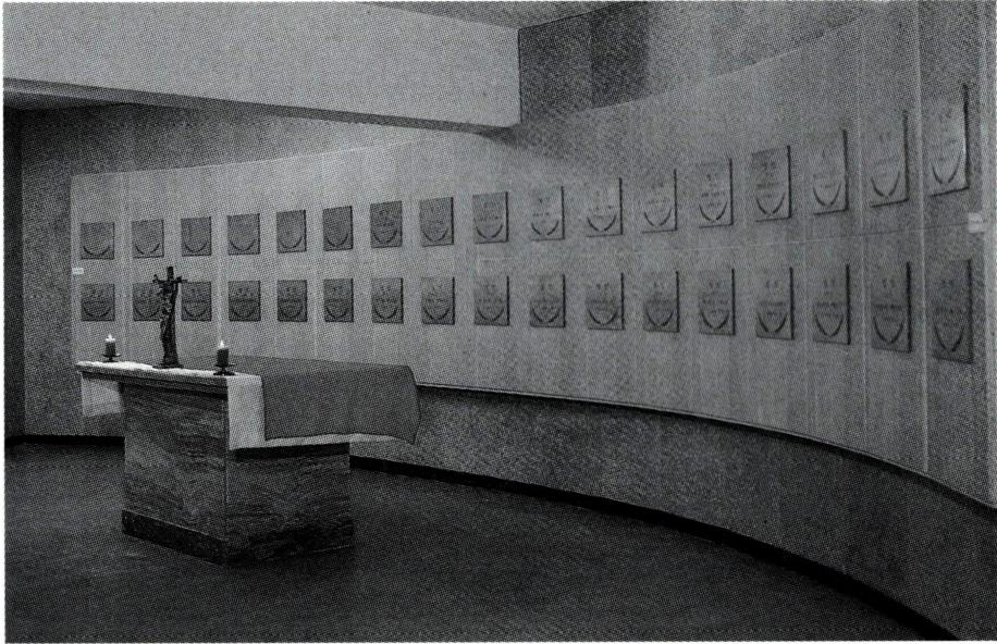 순교 성지 지하실에 마련된 성해실(왼쪽). 순교 정신의 상징성과 한국적인 고유미를 나타내고 있는 순교 기념관과 성당(이희태 작).