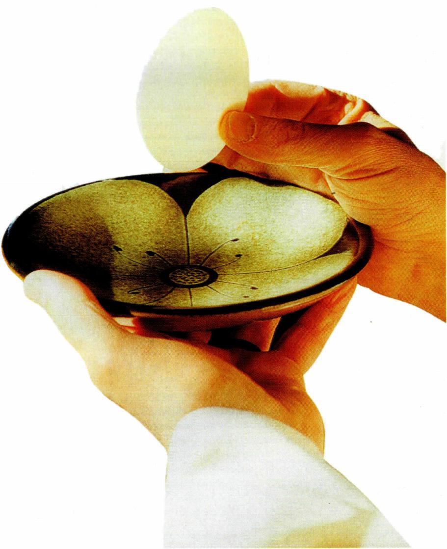 누룩 없이 밀가루로 만든 제병.