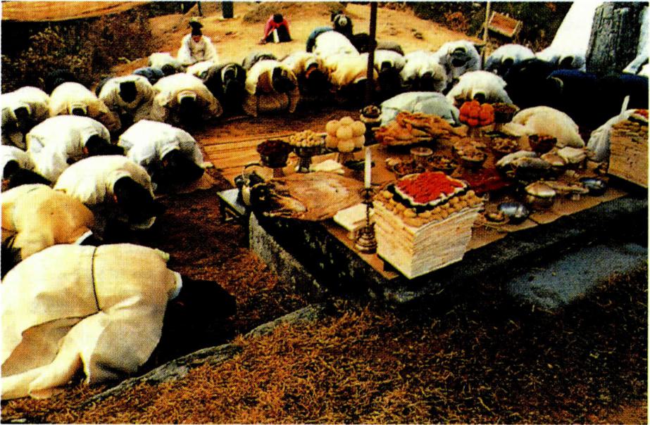 돌아가신 부모에 대한 제사는 효를 계속 하는 것이다.