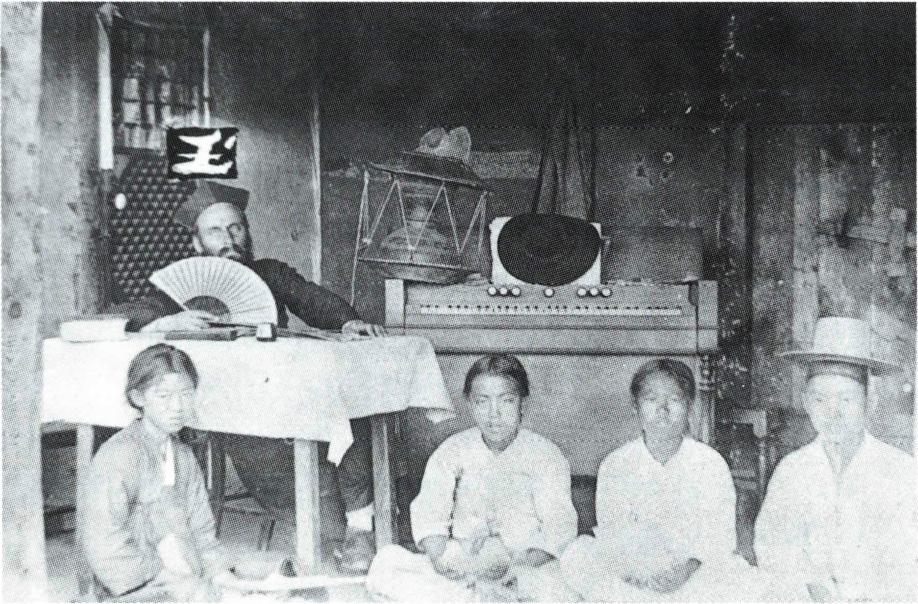 신자들과 함께 있는 조아요 신부.