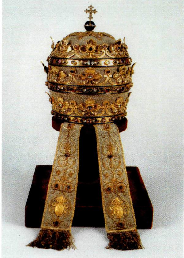 교황 비오 9세의 삼중관(1854, 왼쪽)과 교황 바오로 6세의 삼중관( 1 963, 가운데). 주교관.