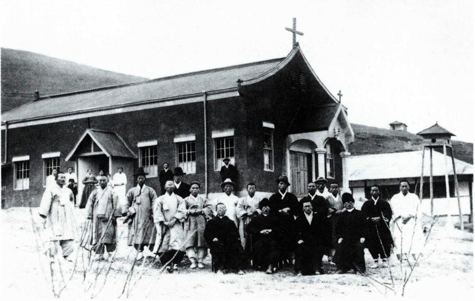 정재석 신부와 본당 신자들(1936.12, 왼쪽). 현재의 진영 본당 전경