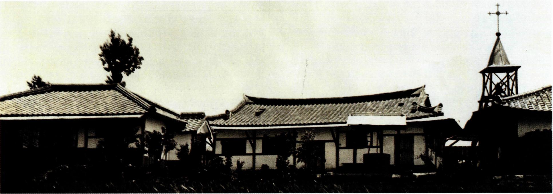 창인동 성당과 사제관(1936년경).