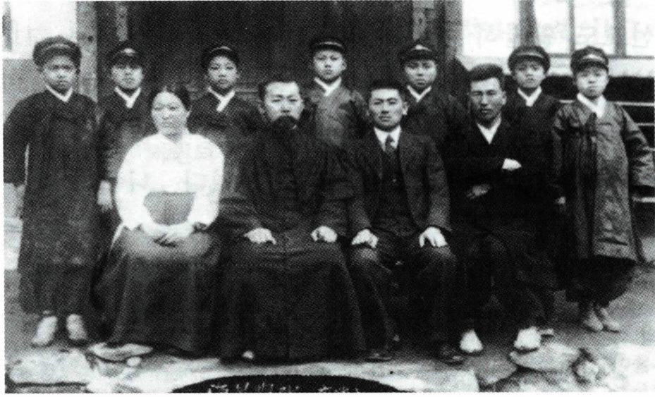 최문식 신부(가운데 앉은 이)와 해성학원 학생들( 1935년) .