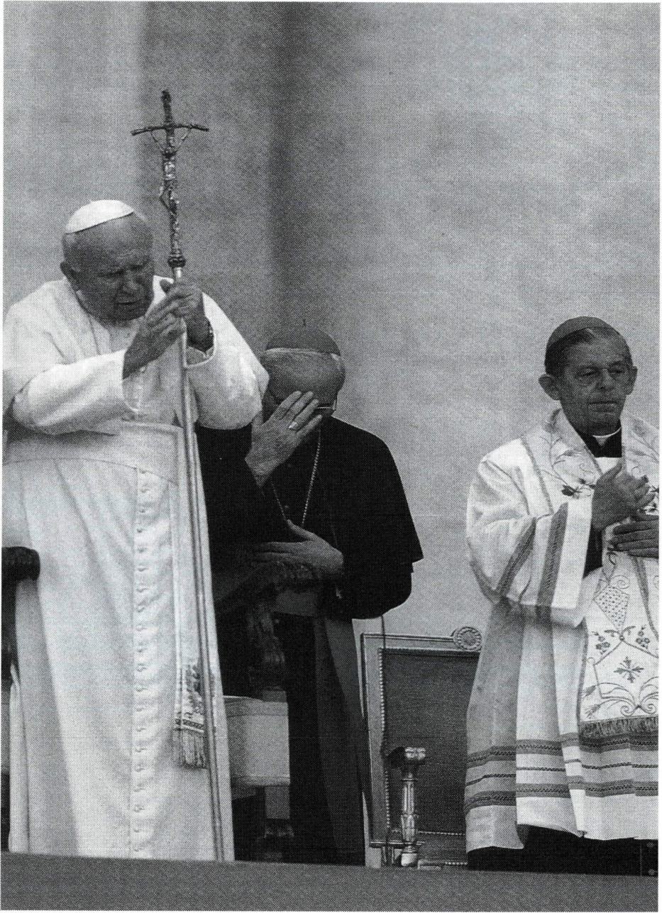 십자 성호로 참석자들을 축복하는 요한 바오로 2세.