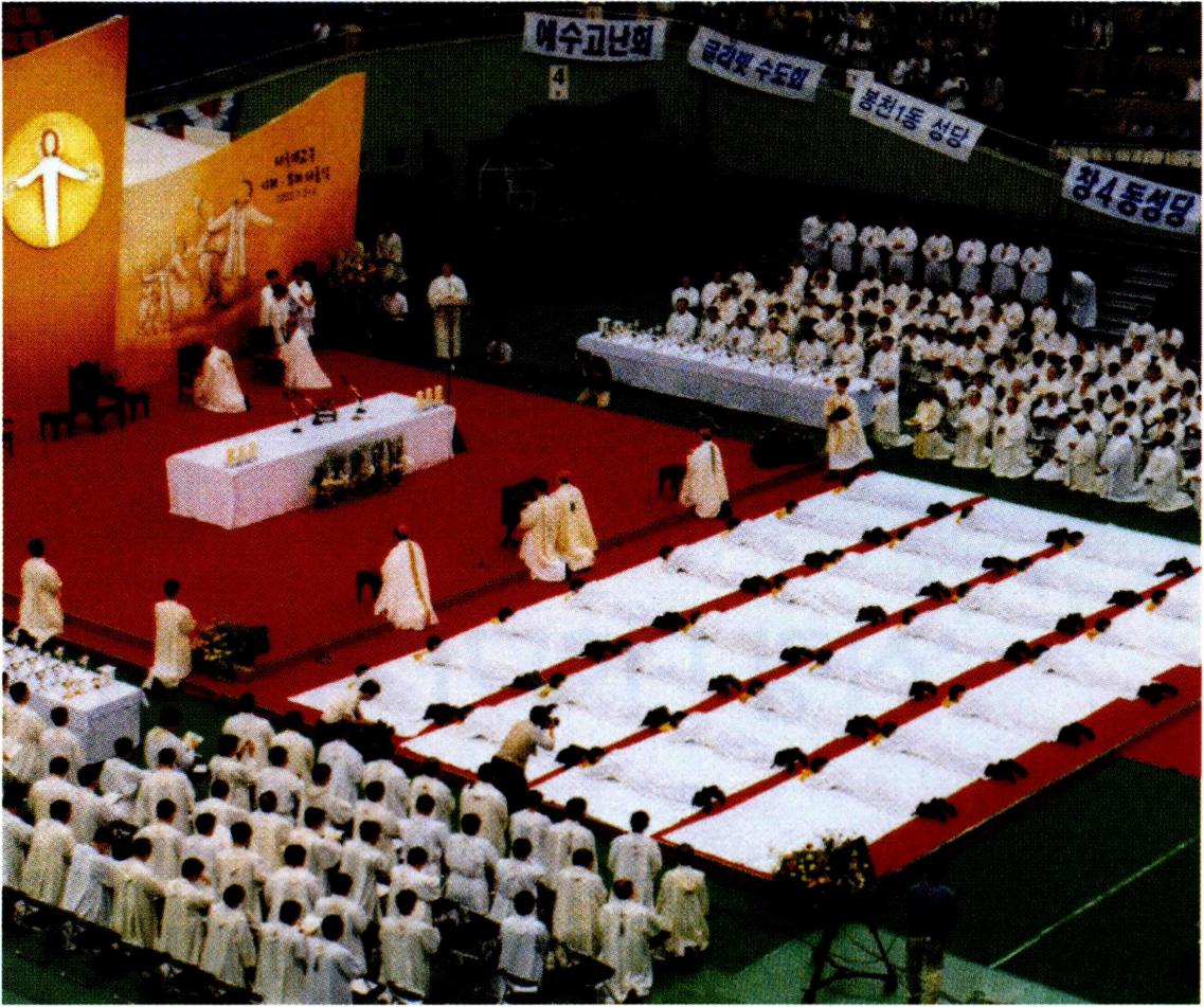 칠품 중 사제품을 받고 있는 모습.