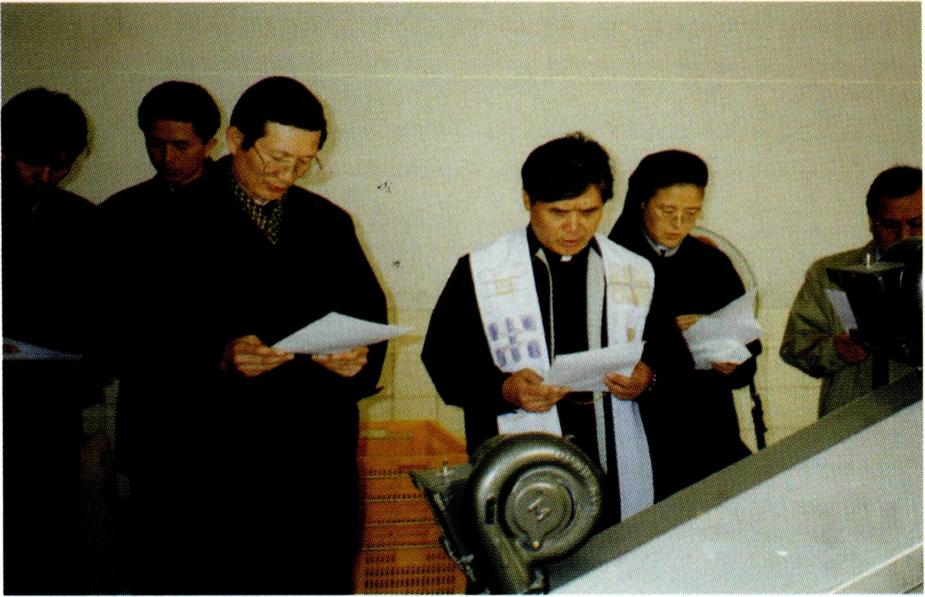 ▲ 신천 국수 공장 기계 축복식(2002. 4. 황해남도, 왼쪽)과 장충 성당 외관.