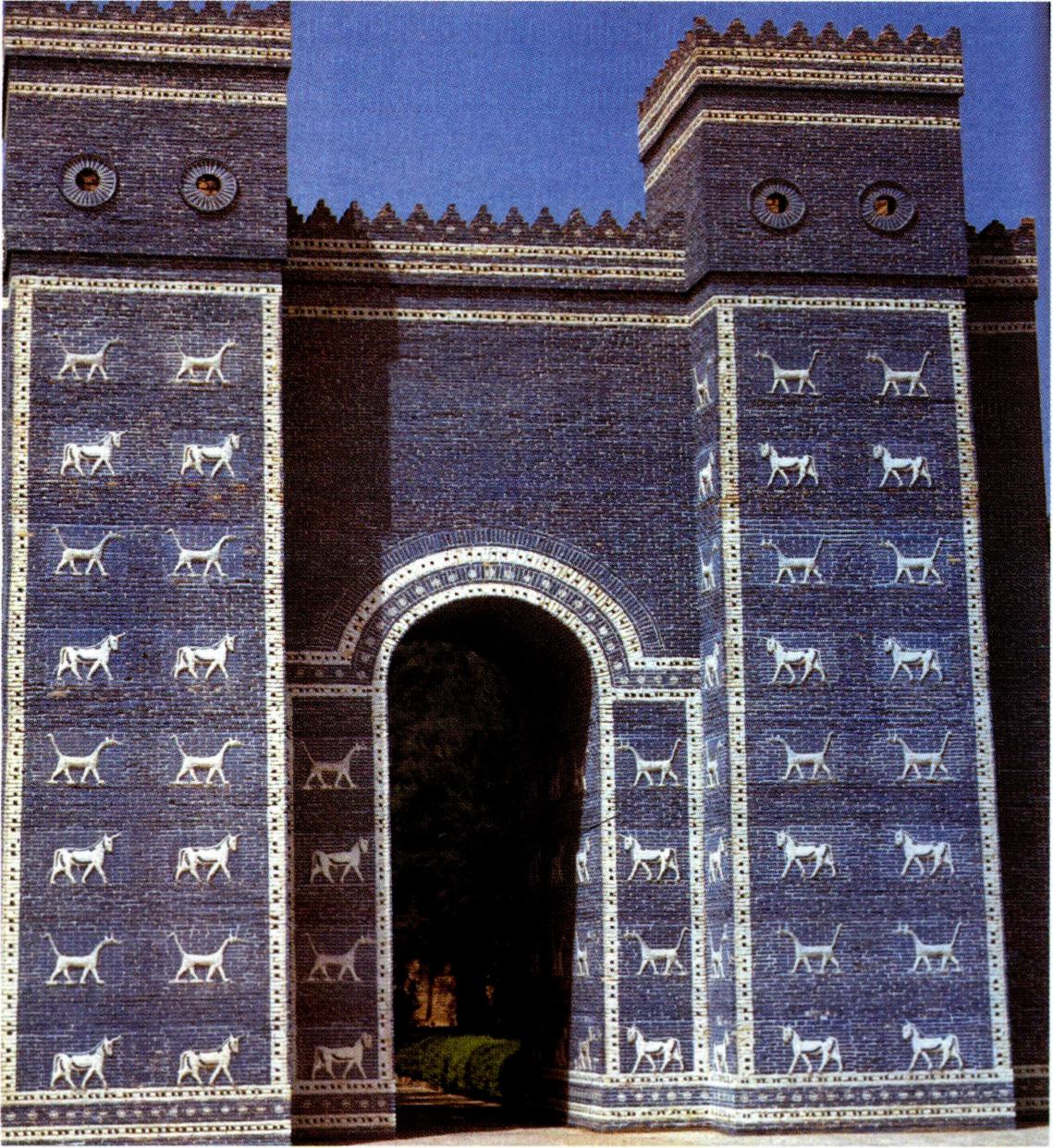 바빌론 대신전으로 가는 행진로에 있던 이슈타르문. 느브갓네살 2세에 의해 재건되었다.