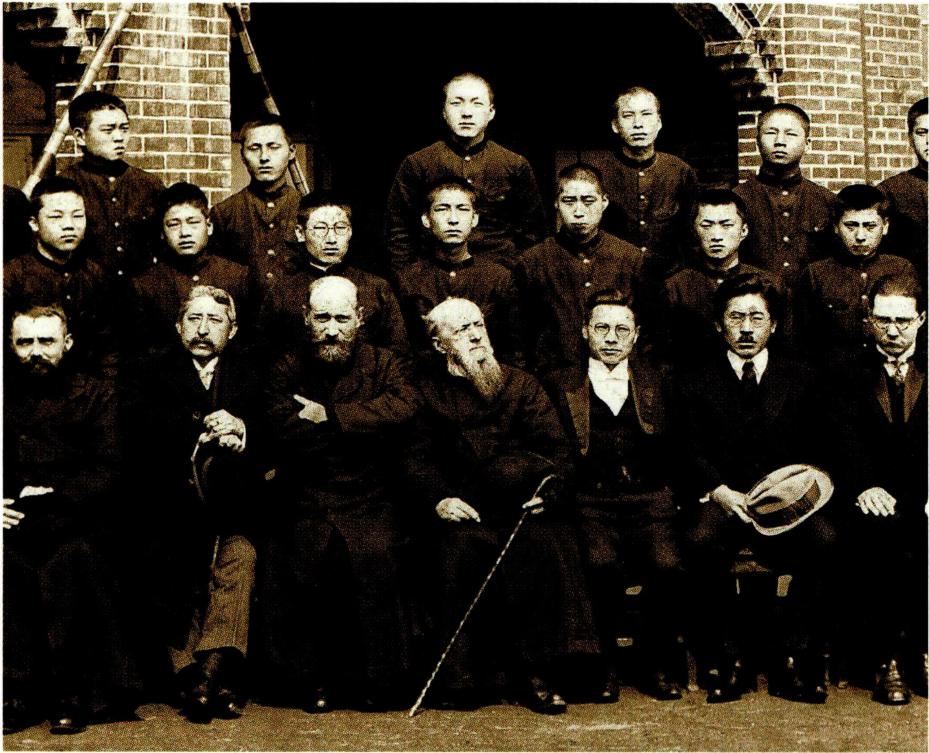 크렘프 신부(앞줄 왼쪽에서 세 번째)가 관여했던 남대문상업학교 제1회 졸업식.