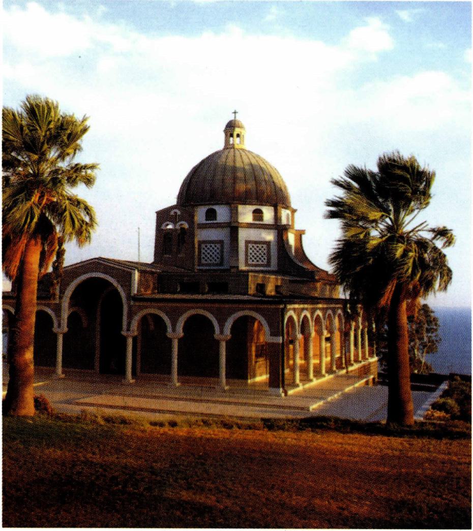 진복팔단 성당(왼쪽)과 바닥에 모자이크가 있는 오병이어 성당 내부.