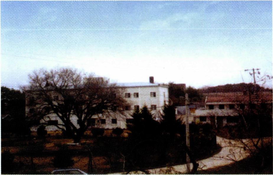 A 1969년 파디 주교가 설립한 성심원 전경(왼쪽)과 제천 남천동 본당의 천혜 고아원 아이들과 함께(1960년경)