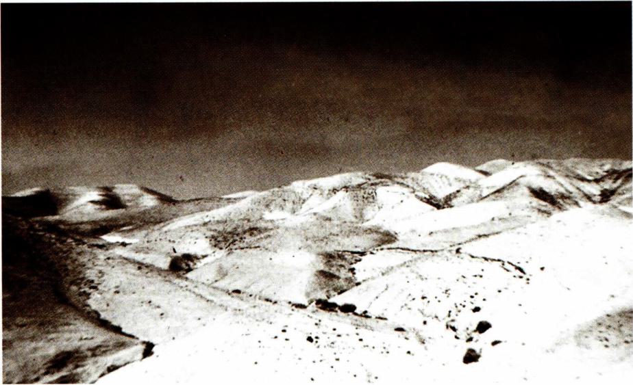 팔레스티나에 있는 유다 사막(왼쪽)과 요르단 강의 수원.