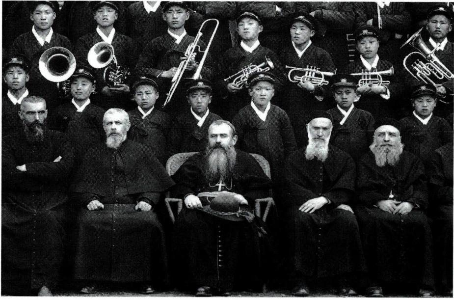 유스티노 신학교에서 열린 페네 신부(왼쪽에서 두 번째) 은경축 행사 후.