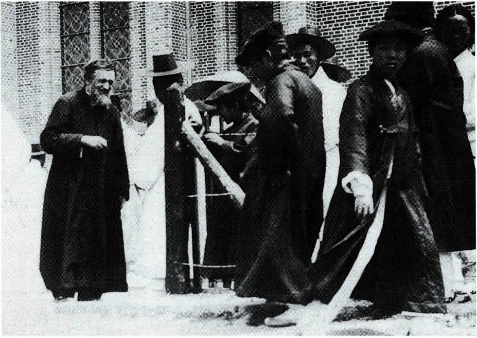 신자들과 담소하는 페롱 신부( 900. 5. 6, 명동 성당)