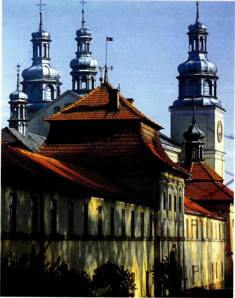 수도원(앞쪽)과 성 베드로 사도 성당.