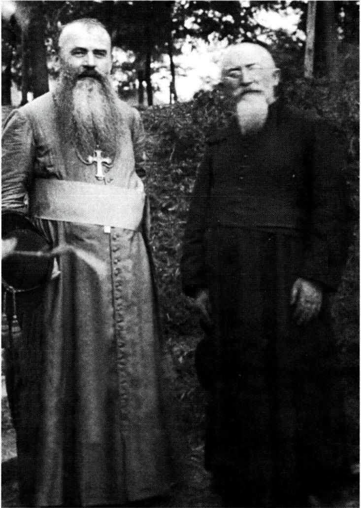 드망즈 주교와 함께한 푸아넬 신부(오른쪽) .